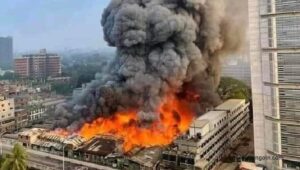 রাজধানীর বঙ্গবাজারের আগুন নিয়ন্ত্রণে যোগ দিয়েছে সেনা, নৌ ও বিমান বাহিনী 